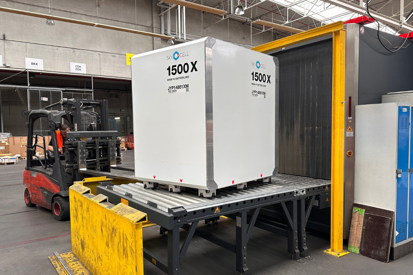container 2025 - x-ray machine 1500x on bed - 32